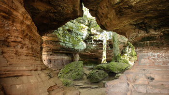 spektakuläre Aushöhlungen in den Altschlossfelsen