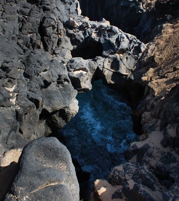 hintereinander gelagerte Basaltbögen an den Los Arcos de los Caletones auf La Graciosa