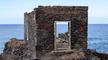 verwitterte Überreste einstiger Häuser in El Fajana auf La Palma