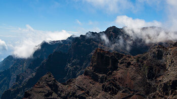 die zerklüfteten Bergrücken der Caldera