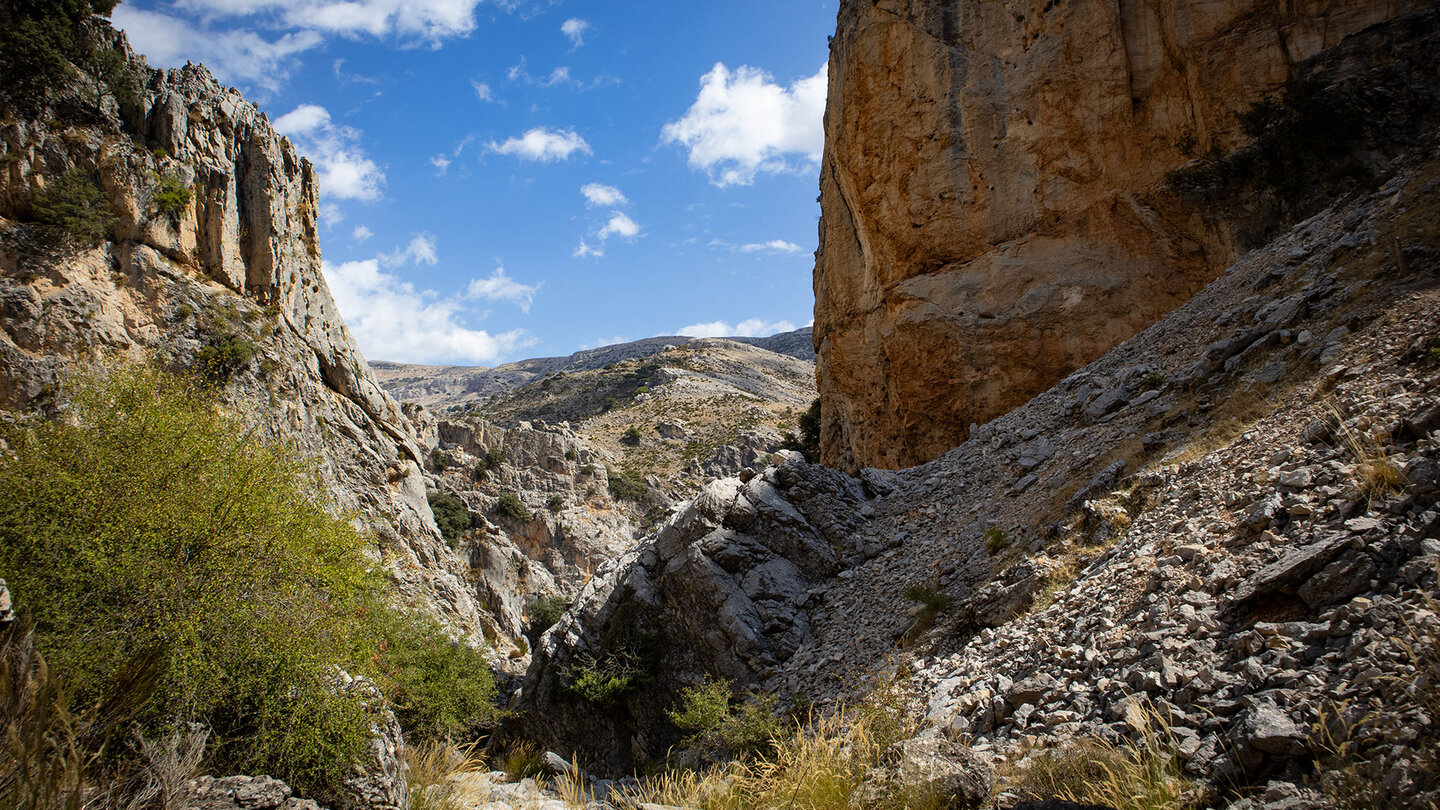 Wanderung durch die Osa-Schlucht