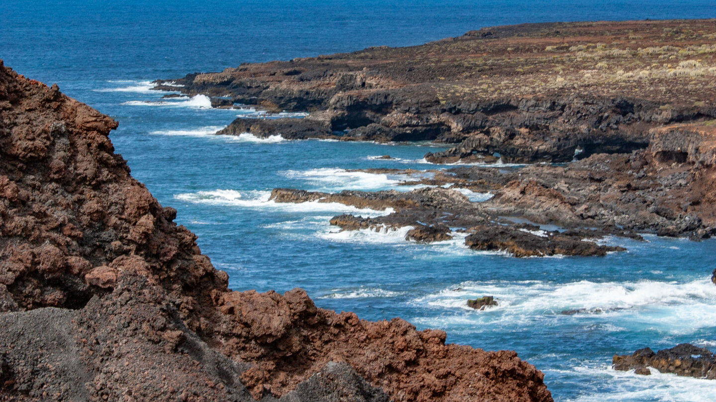 die von Küstenerosion geprägte Lavaküste an der Punta de Teno