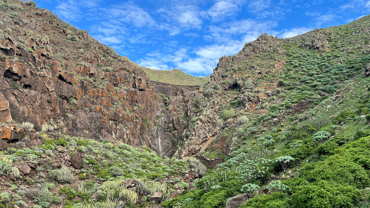 Blick auf Wasserfall und Stausee in der Itobal Schlucht