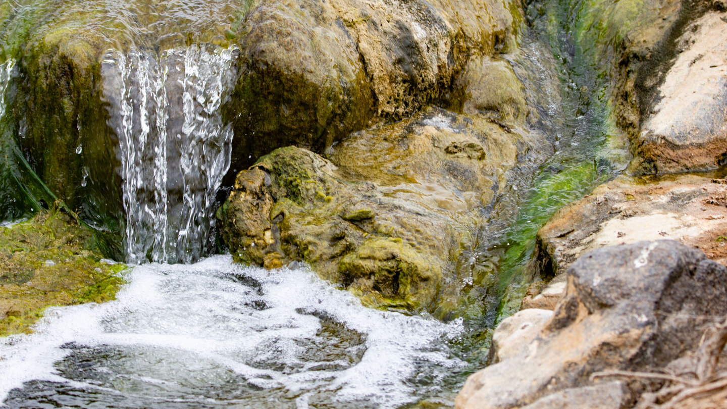 fließender Bach in der Molinos-Schlucht