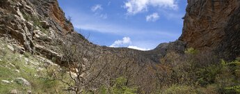 Blick am Wanderpfad zur Caldera del Tío Lobo in der Sierra Mágina Blick am Wanderpfad zur Caldera del Tío Lobo in der Sierra Mágina