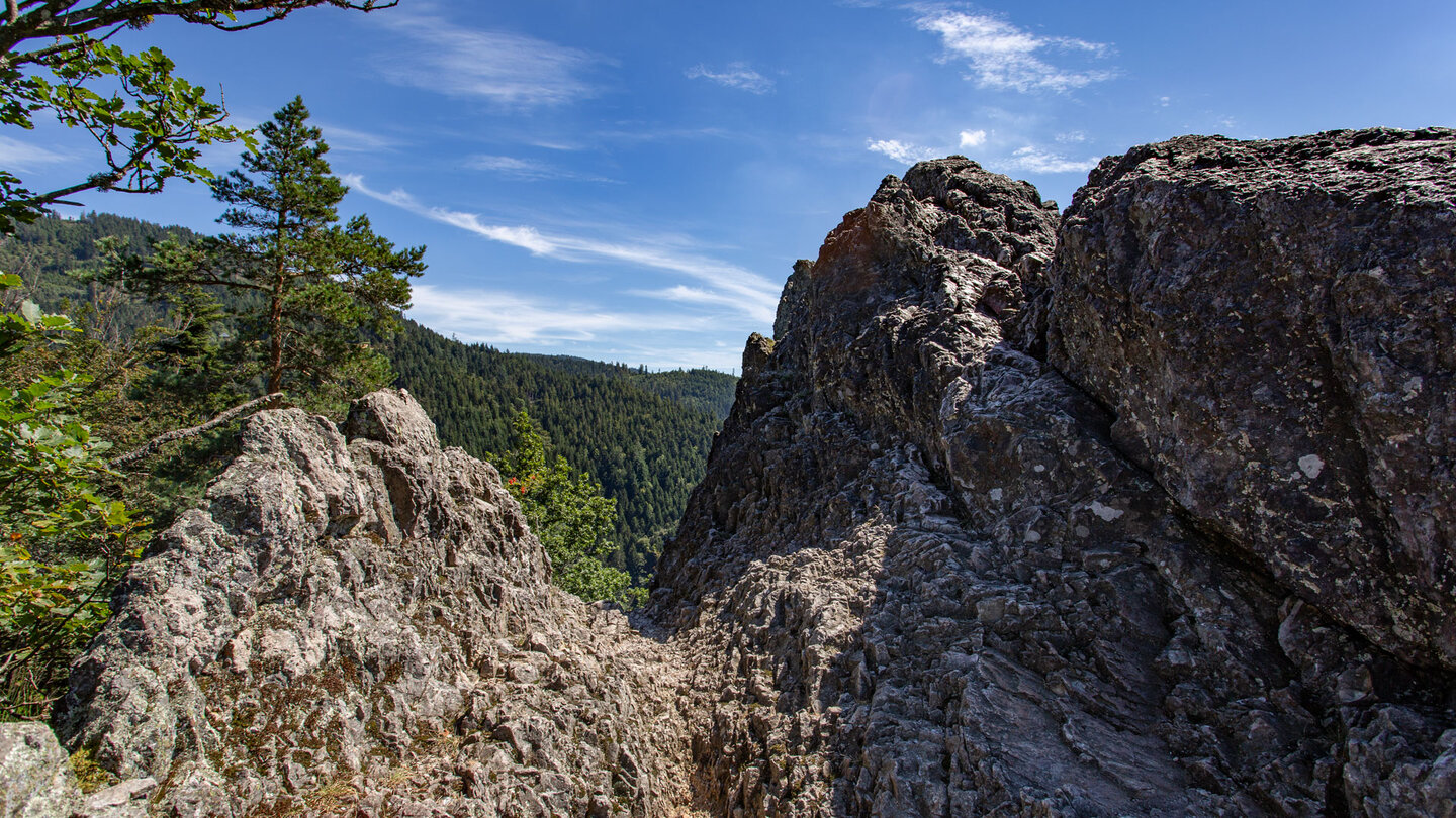 zerklüftete Felsformationen am Klettersteig Karlsruher Grat