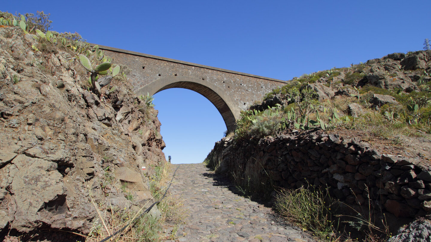 ein Aquädukt führt über den Zugangsweg zum Aussichtspunkt Mirador Ermita del Santo auf La Gomera