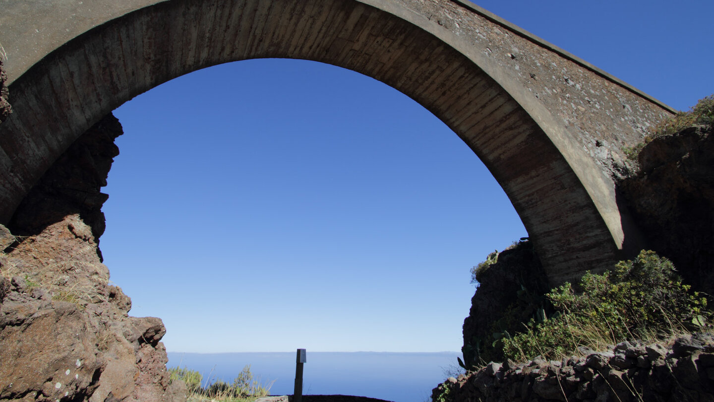 Blick durch den Aquädukt über dem Zugangsweg zum Aussichtspunkt Mirador Ermita del Santo auf La Gomera