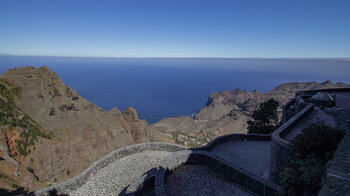 sensationeller Blick Richtung Taguluche vom schön angelegten Aussichtspunkt Mirador Ermita del Santo auf La Gomera