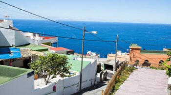 Blick über die schmalen Gassen der Ortschaft Sabinosa zum Meer bei El Hierro