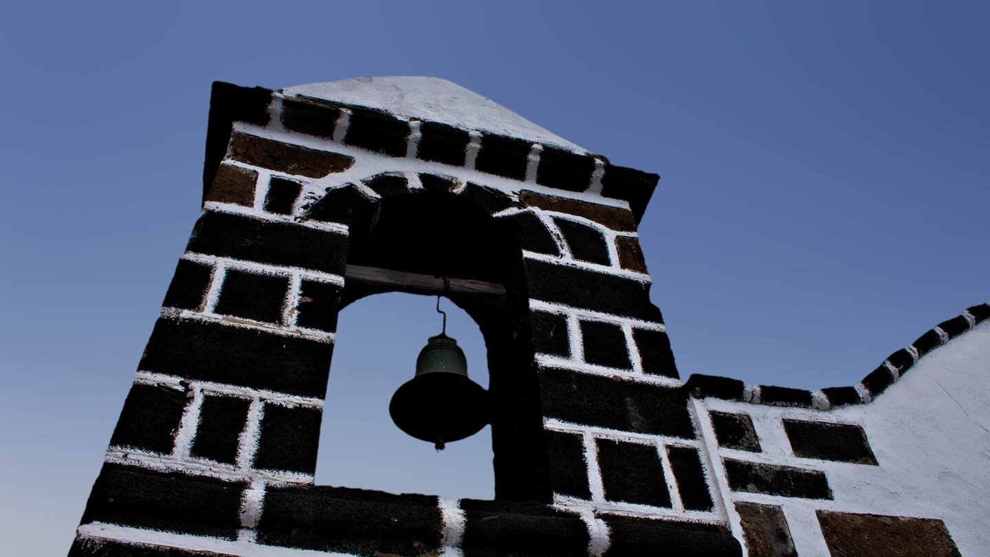 aus dunklem Lavagestein gebauter Glockenturm der Kirche von Sabinosa auf El Hierro