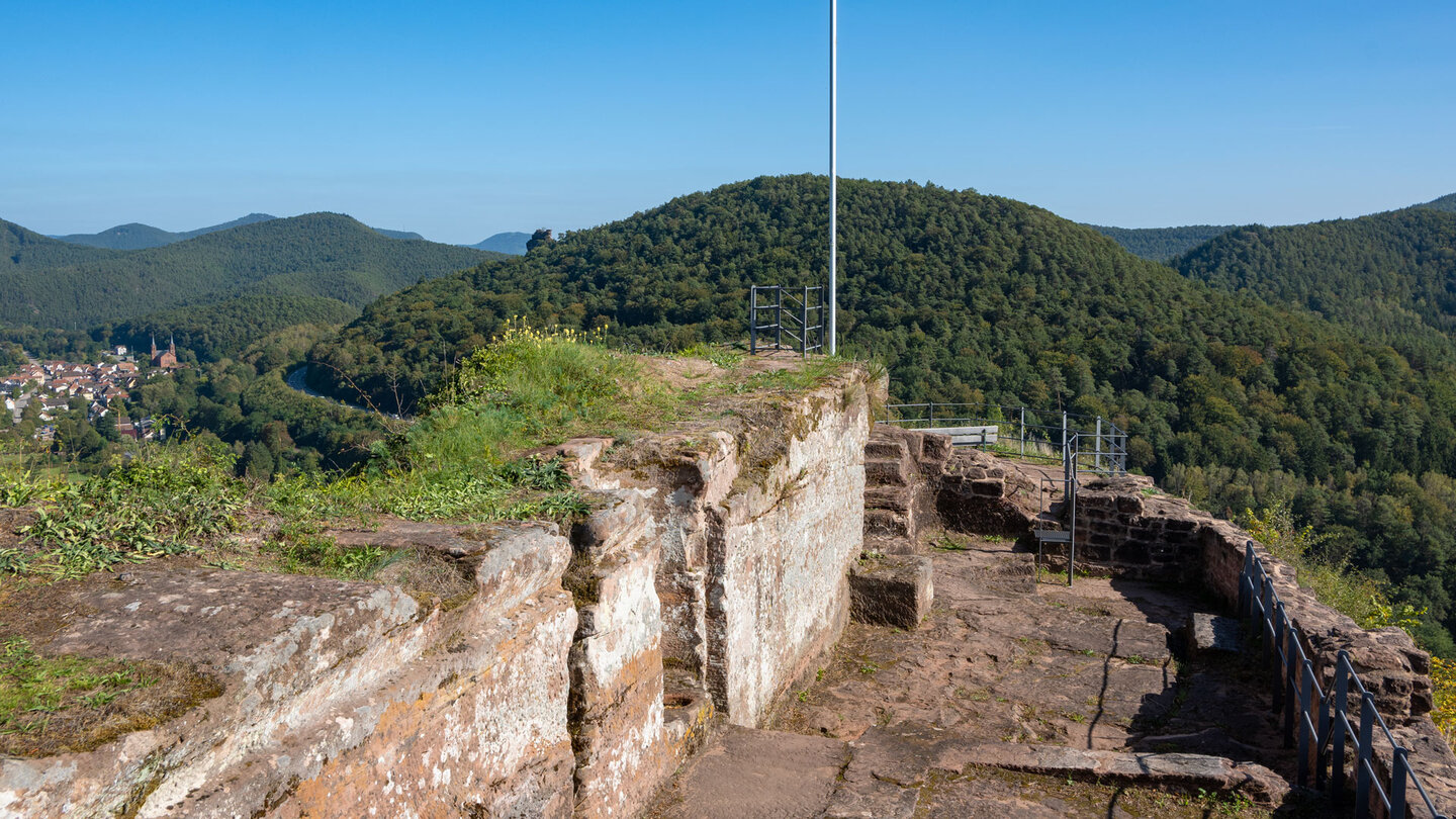 Ausblick von der Falkenburg auf den südlichen Pfälzerwald