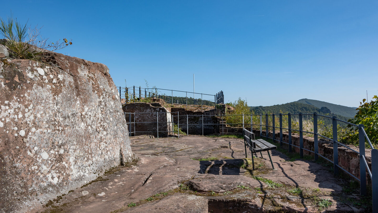 Blick über die Burganlage der Falkenburg