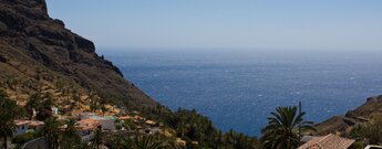 Blick über die Häuser zum Atlantik in Taguluche auf La Gomera