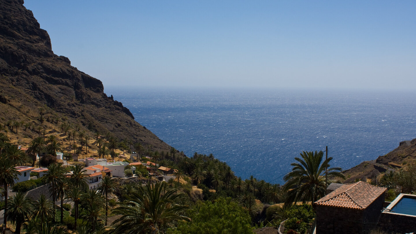 Blick über die Häuser zum Atlantik in Taguluche auf La Gomera