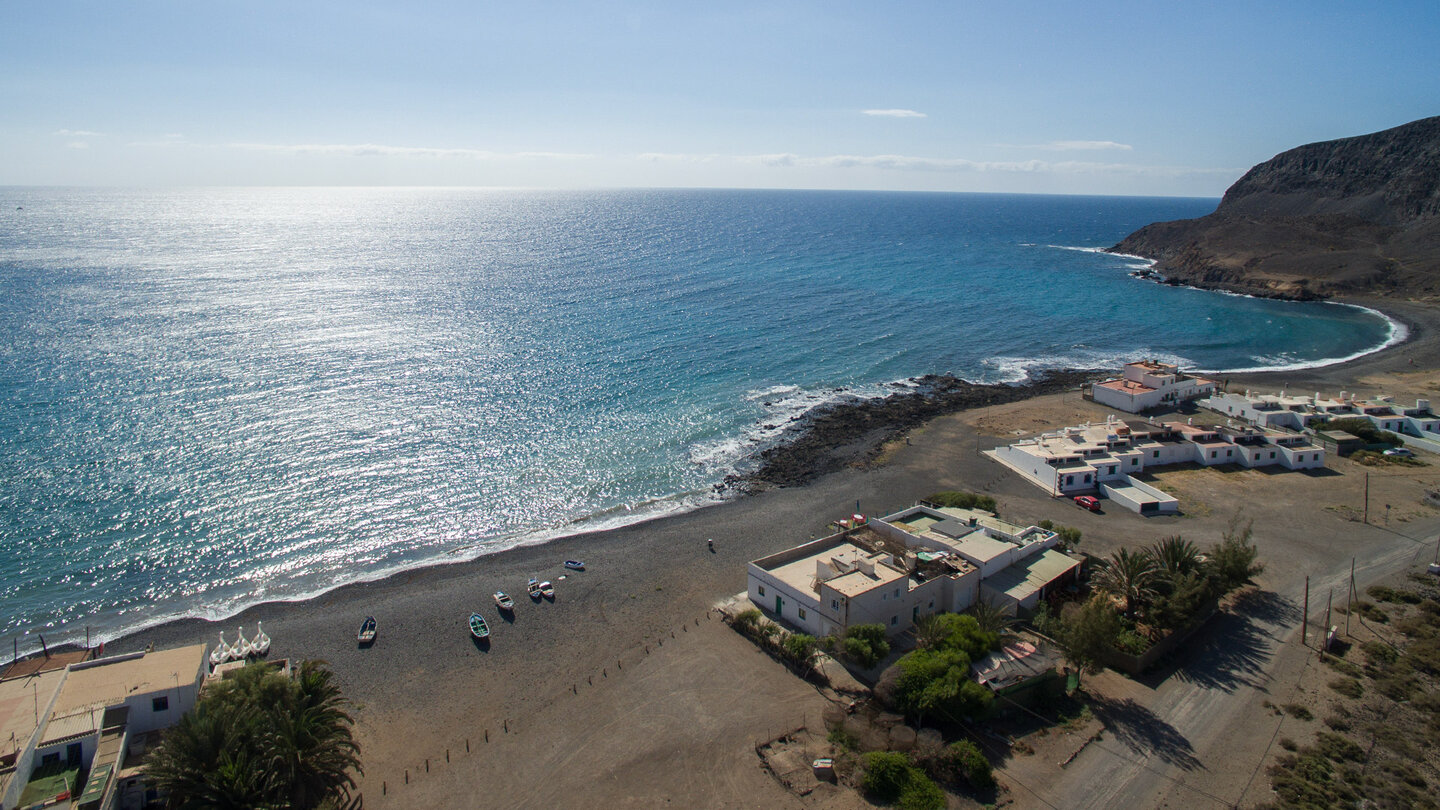 Blick über die Küste an der Playa Pozo Negro auf Fuerteventura