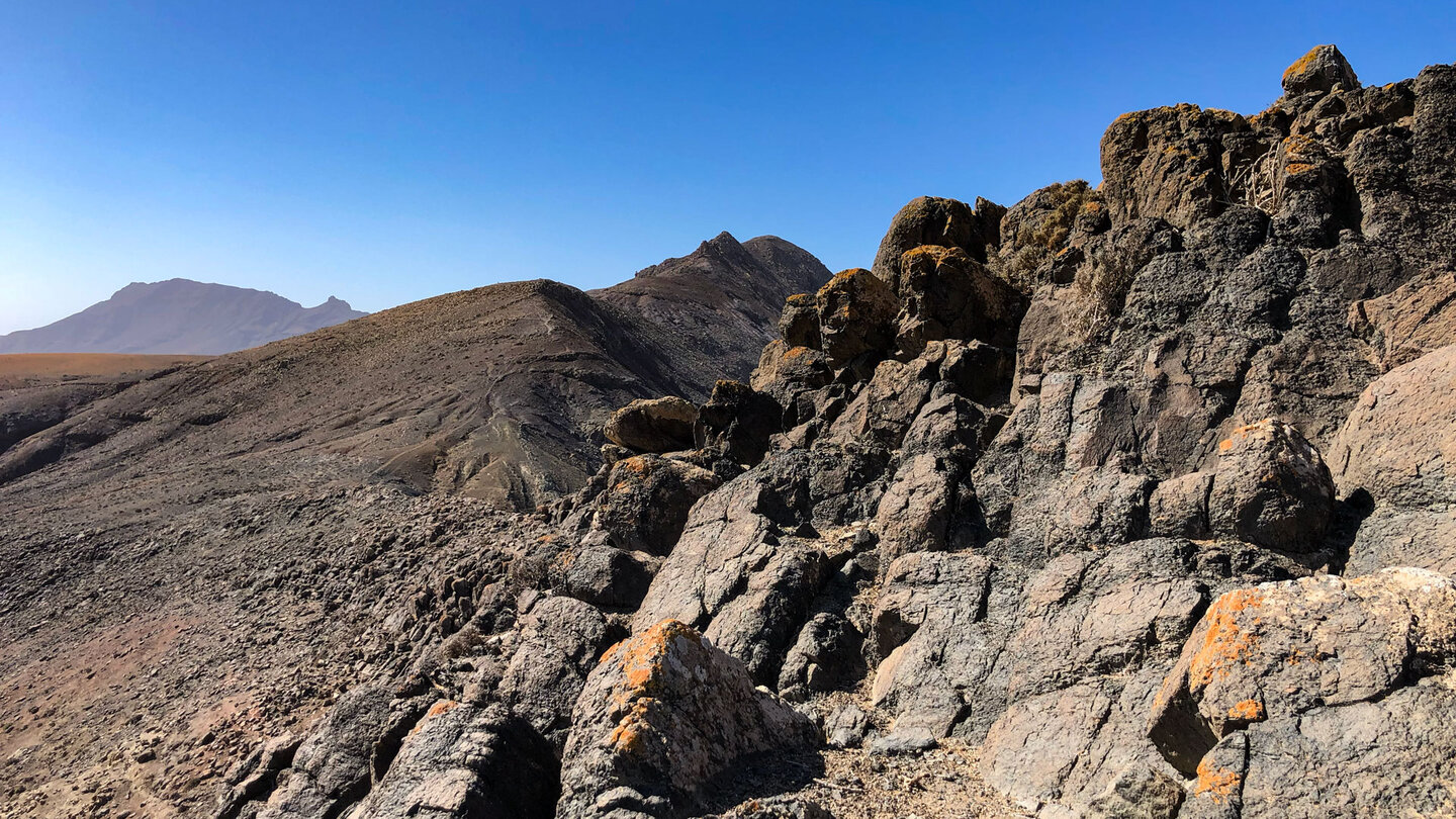 Blick vom Pasos entlang der Bergkette über die Degollada de Risco und den Cuchillo de los Pasos