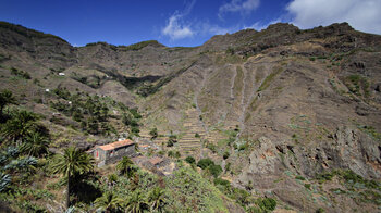 Blick auf eine schön gelegene Finca am Aussichtspunkt Mirador del Erque auf La Gomera