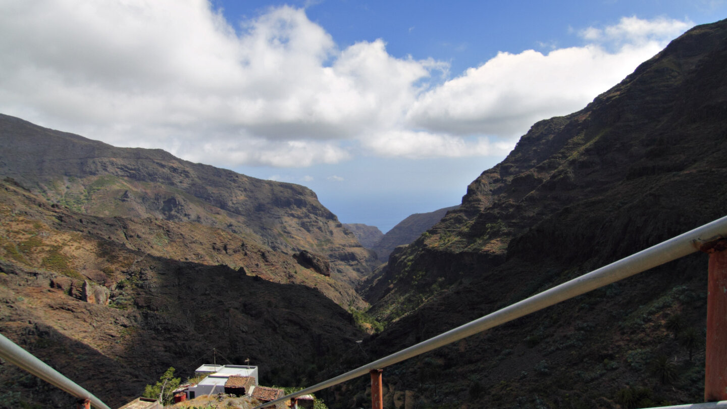 weiter Blick über den Barranco de Erque zum Atlantik auf La Gomera