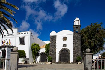 die Iglesia de San Martín und das Teatro Municipal in San Bartolomé auf Lanzarote