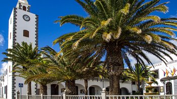 die Plaza Léon y Castillo mit dem Rathaus in San Bartolomé auf Lanzarote