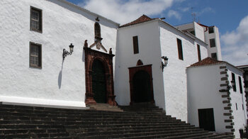 Treppen aus schwarzem Lavagestein führen zum Portal des Museo Insular in Santa Cruz de La Palma