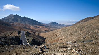 Blick zum Montaña Cardón von der Degollada del Viento auf Fuerteventura