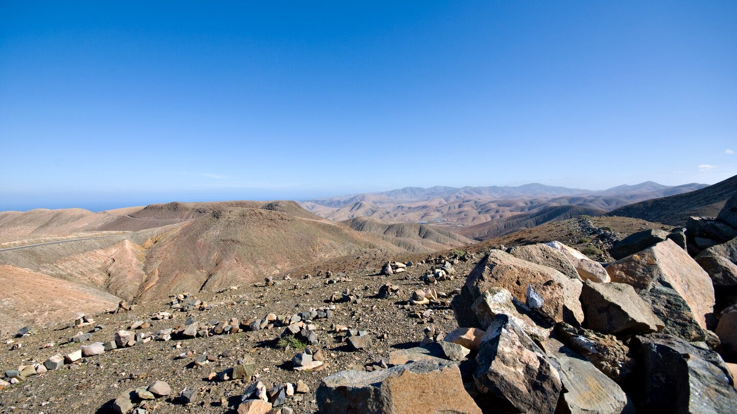 weiter Blick auf die Landschaft rund um die Degollada del Viento auf Fuerteventura