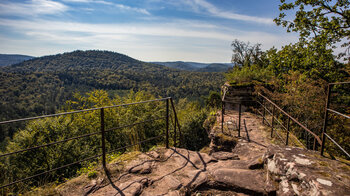 Blick vom Felsplateau der Burg Lützelhardt über die Nordvogesen