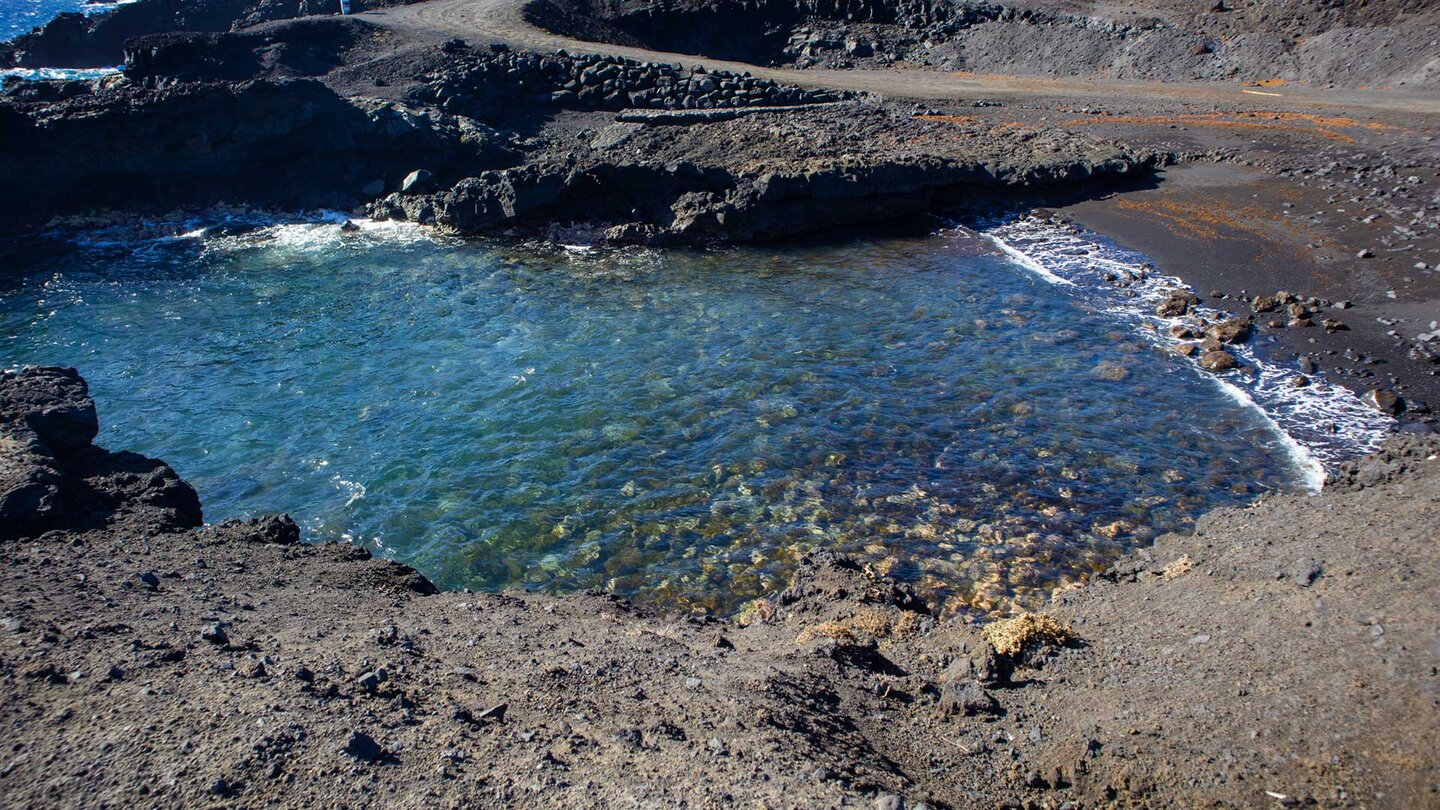 die Meeresbucht der Playa de las Cabras mit kleinem Sandstrand