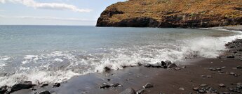 blick über den schwarzen Sandstrand der Playa de Ávalo auf La Gomera