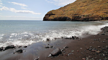 blick über den schwarzen Sandstrand der Playa de Ávalo auf La Gomera