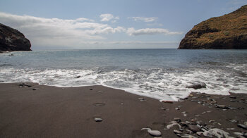 feiner schwarzer Sand am Strand der Playa de Ávalo auf La Gomera