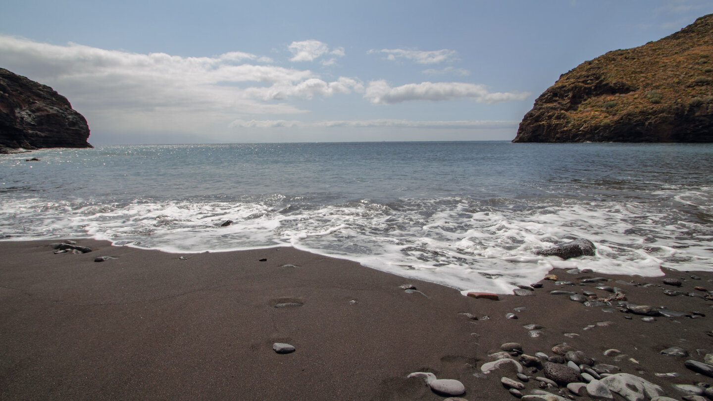 feiner schwarzer Sand am Strand der Playa de Ávalo auf La Gomera