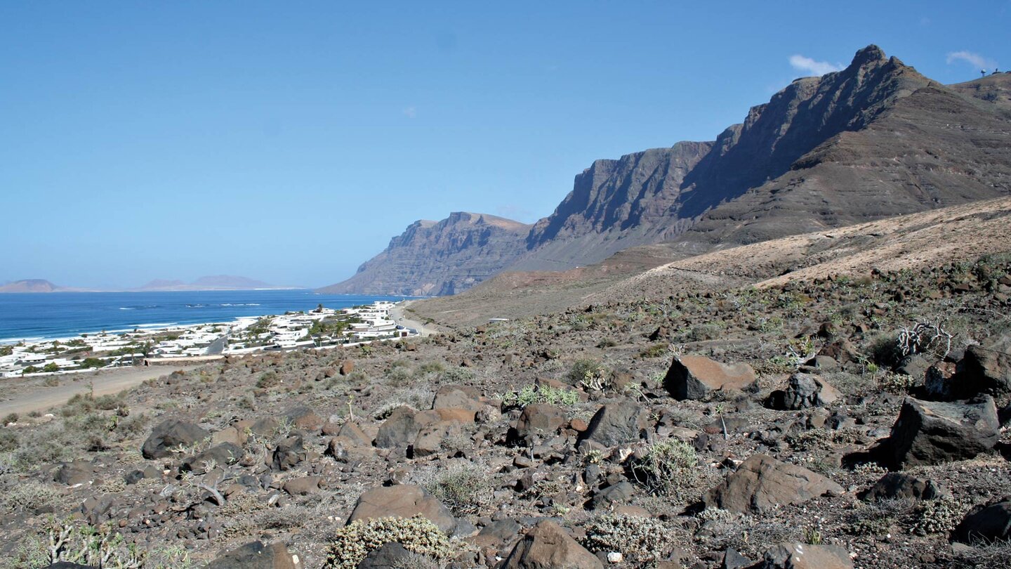 das Famara-Massiv von Lanzarote oberhalb der Ortschaften Caleta de Famara