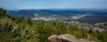 Blick von der Teufelsmühle über Loffenau bis in die Rheinebene