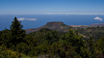 Blick vom Gipfel des Alto de Garajonay auf La Gomera hinüber zum La Fortaleza de Chipude