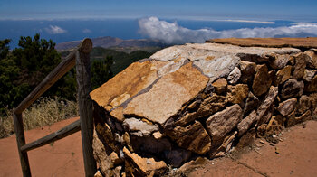 weiter Blick bis zur Nachbarinsel La Palma vom Gipfel des Alto de Garajonay auf La Gomera