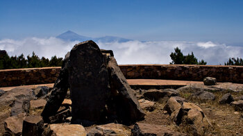 Blick über die Kultstätte am Alto de Garajonay auf La Gomera mit der Nachbarinsel Teneriffa im Hintergrund