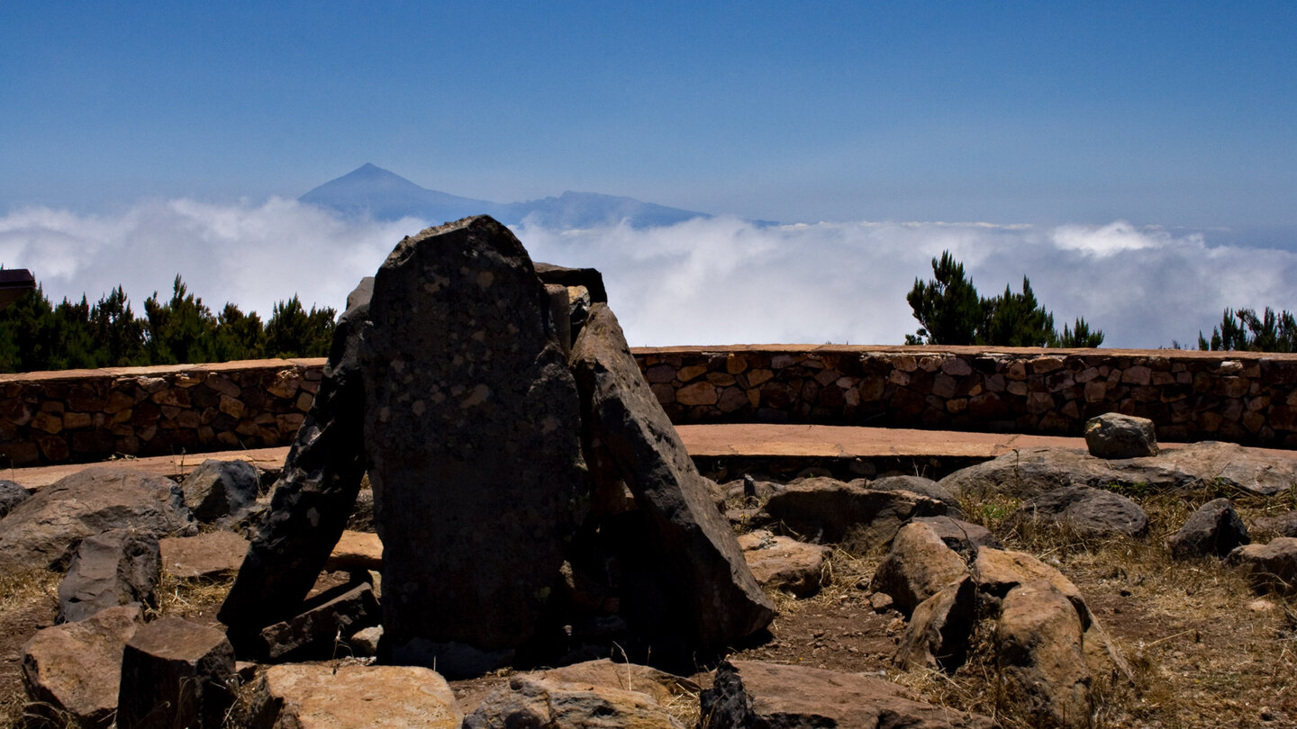 Blick über die Kultstätte am Alto de Garajonay auf La Gomera mit der Nachbarinsel Teneriffa im Hintergrund