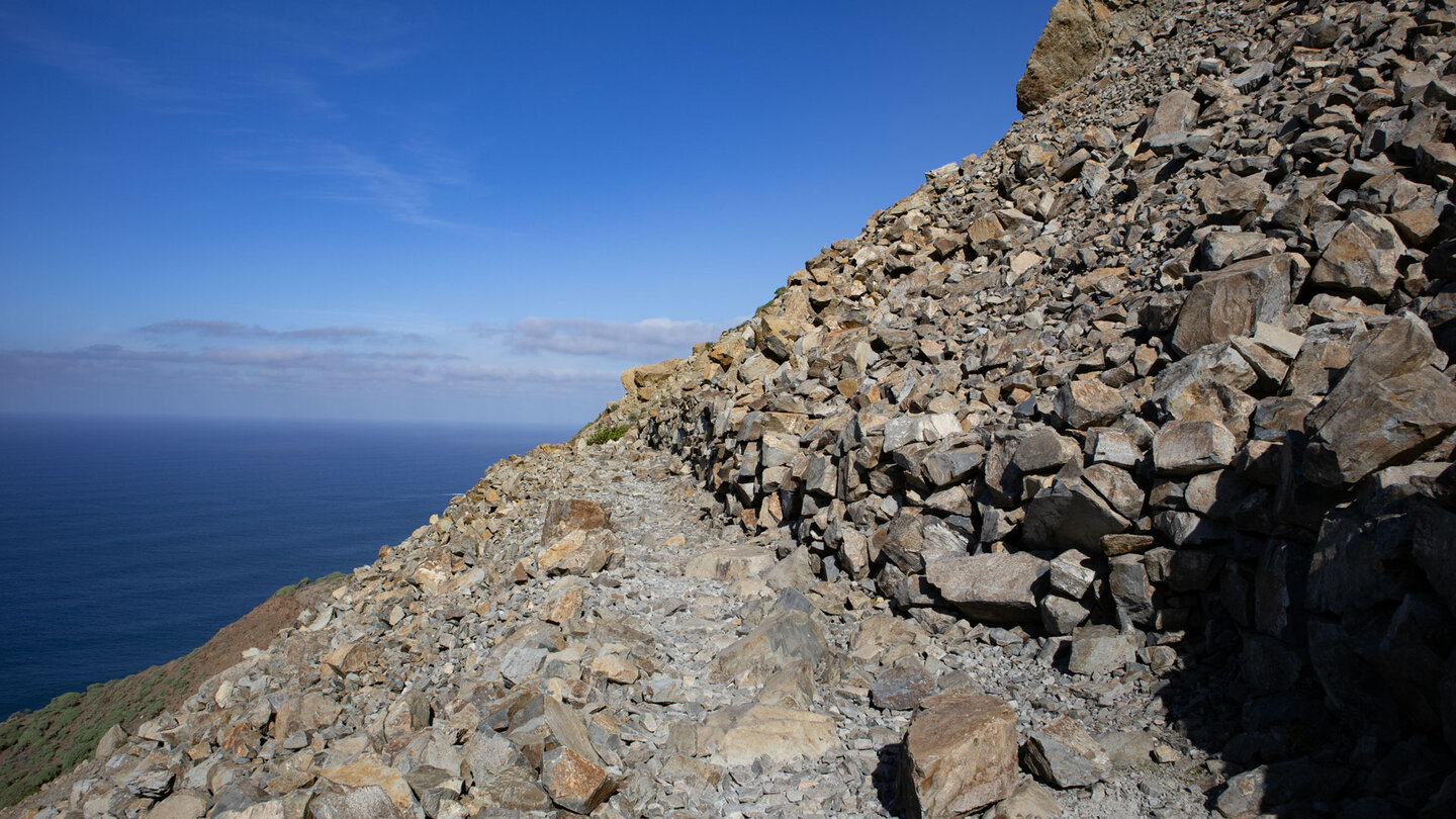 Wanderweg durch Geröll entlang der Küste vor El Draguillo