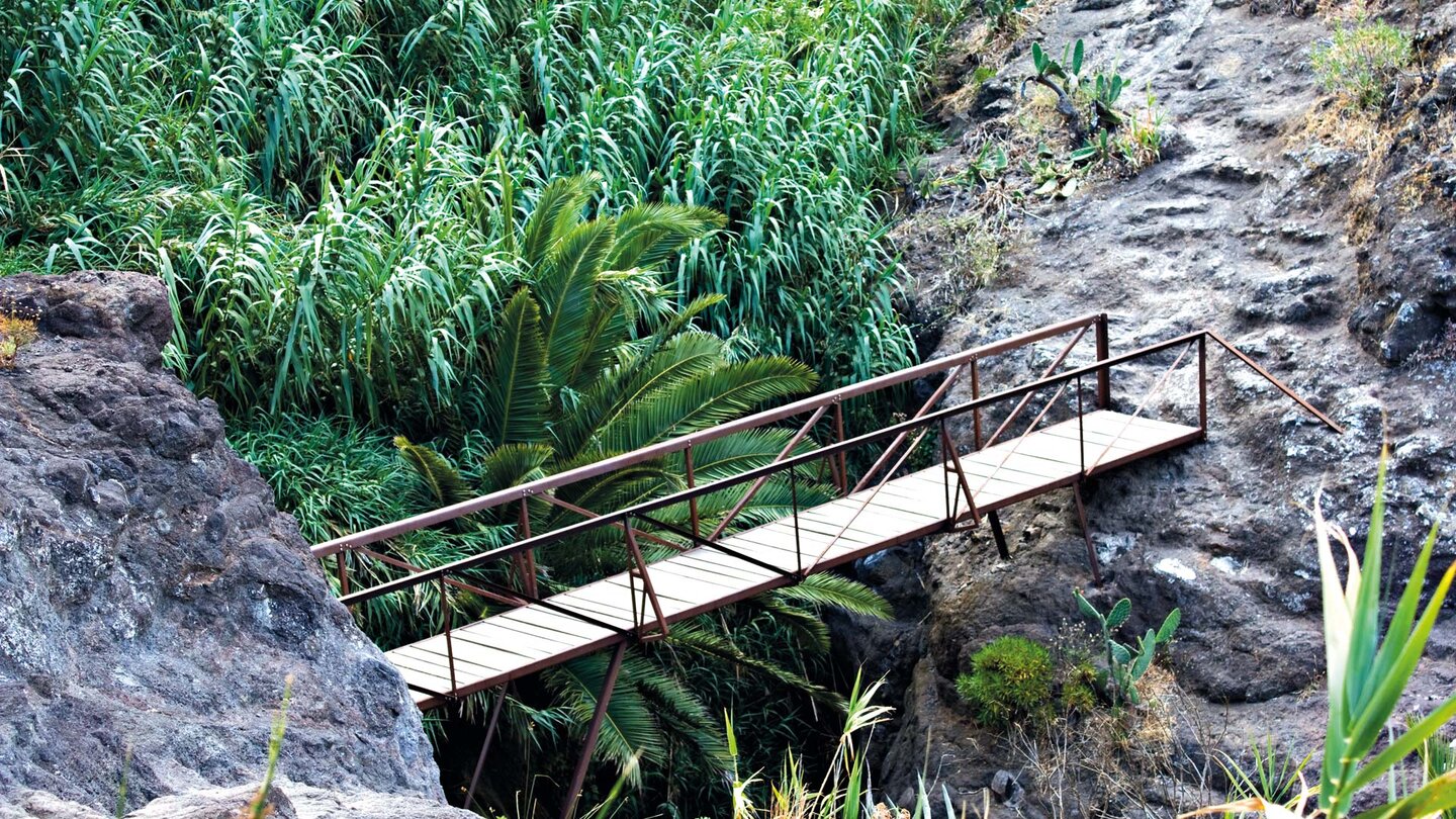 Wanderweg über eine Brücke in der Mascaschlucht