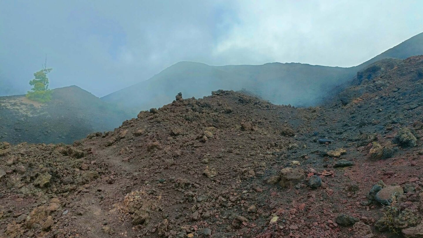 der Wanderpfad durch die Kraterlandschaft des Arafo