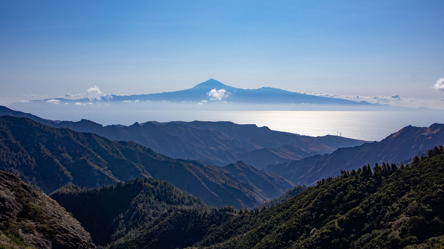 Blick vom Startpunkt der Wanderung auf die Nachbarinsel Teneriffa mit dem Teide