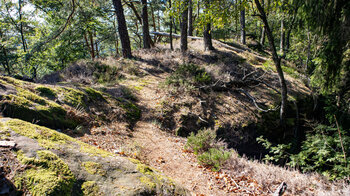 Wanderpfad auf dem Felsplateau des Schlüsselfels