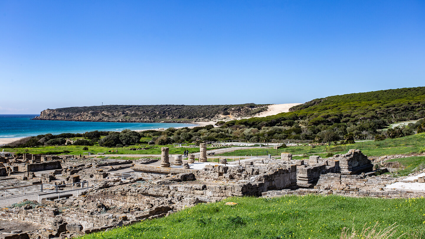 die Ruinen der römischen Stadt Baelo Claudio vor der Duna de Bolonia