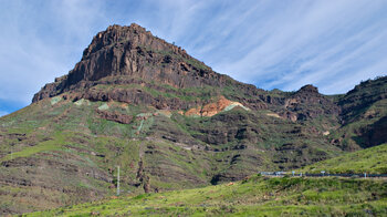 aus der Ferne ist die türkise Färbung der Felsformation Los Azulejos auf Gran Canaria schon zu sehen