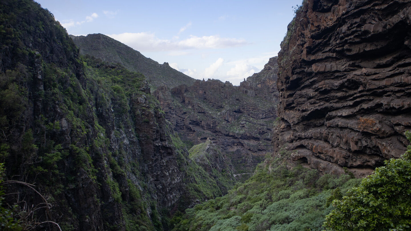 Ausblick über eine tief eingeschnittene Seiteschlucht