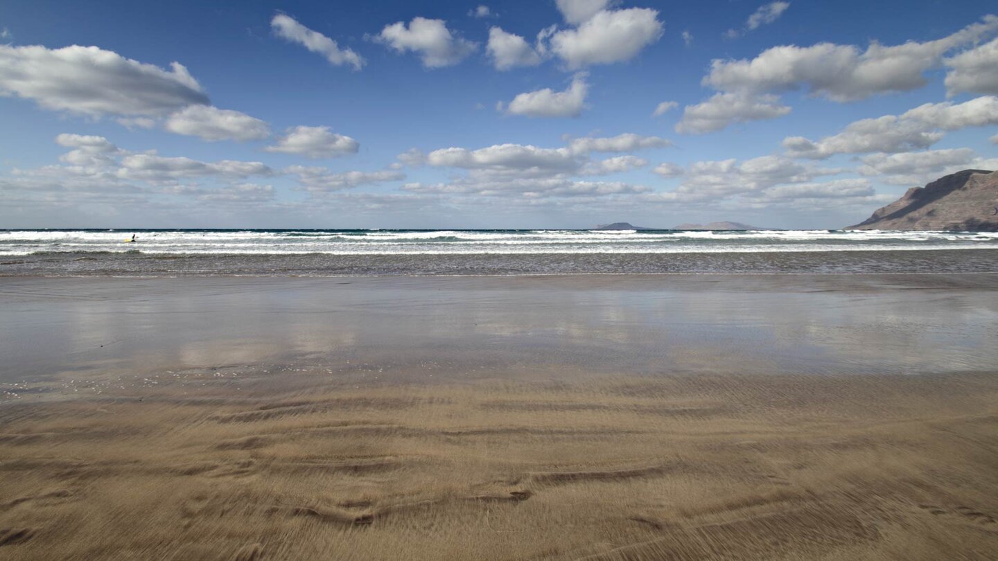 bei Ebbe entfaltet der Strand der Playa de Famara auf Lanzarote eine spektakuläre Weite