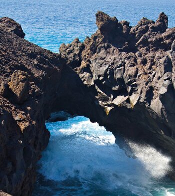 das spektakuläre Felsentor bei Los Hervideros auf Lanzarote